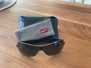 Gafas de sol Ray-Ban negras y verdes