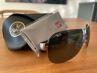 Gafas de sol Ray-Ban negras y verdes