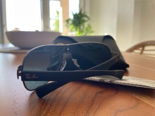 Gafas de sol Ray-Ban negras y verdes