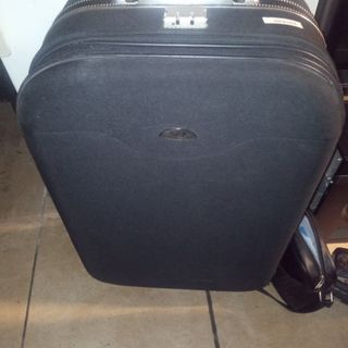Maleta de viaje negra con ruedas