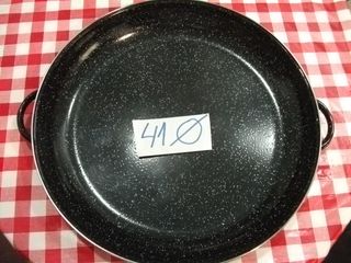 Paellera metálica negra, ordena cubiertos, bol,