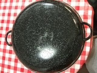 Paellera metálica negra, ordena cubiertos, bol,