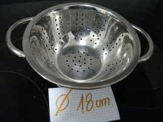Paellera metálica negra, ordena cubiertos, bol,