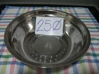 Paellera metálica negra, ordena cubiertos, bol,