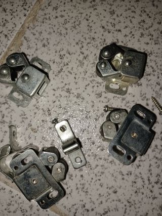 29 Retenedores de puerta metálicos