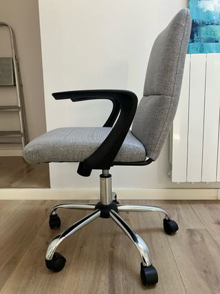 Silla de oficina gris seminueva