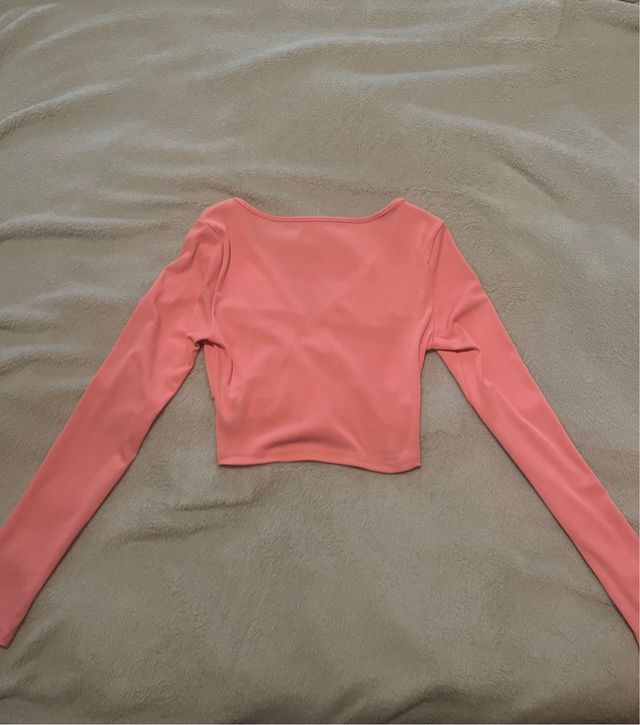 Top rosa manga larga con detalle de anilla