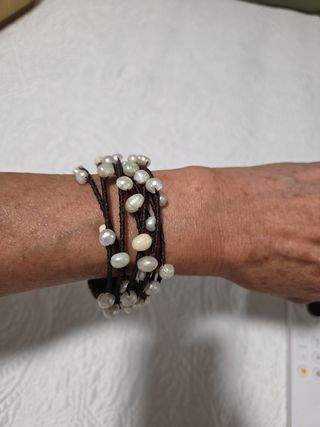 Pulsera de cuero y perlas blancas