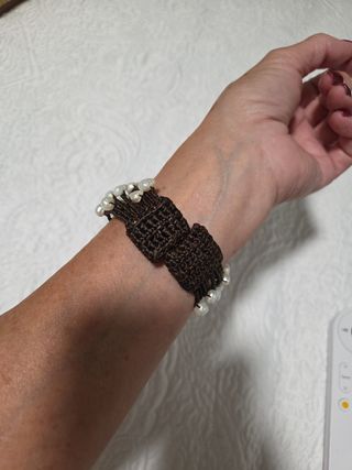 Pulsera de cuero y perlas blancas