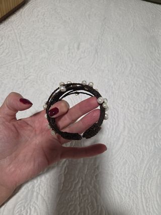 Pulsera de cuero y perlas blancas