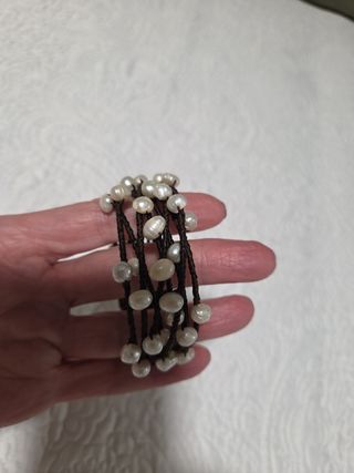 Pulsera de cuero y perlas blancas