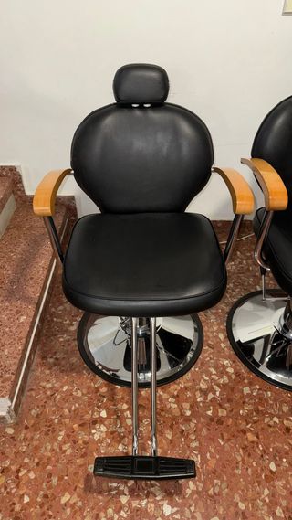 Sillón de peluquería negro con reposacabezas