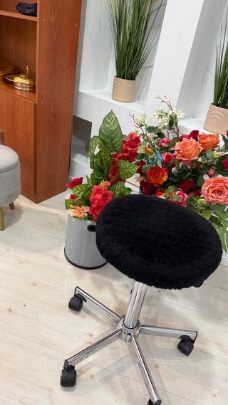 Sillón de peluquería negro con reposacabezas