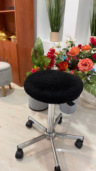 Sillón de peluquería negro con reposacabezas