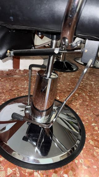 Sillón de peluquería negro con reposacabezas