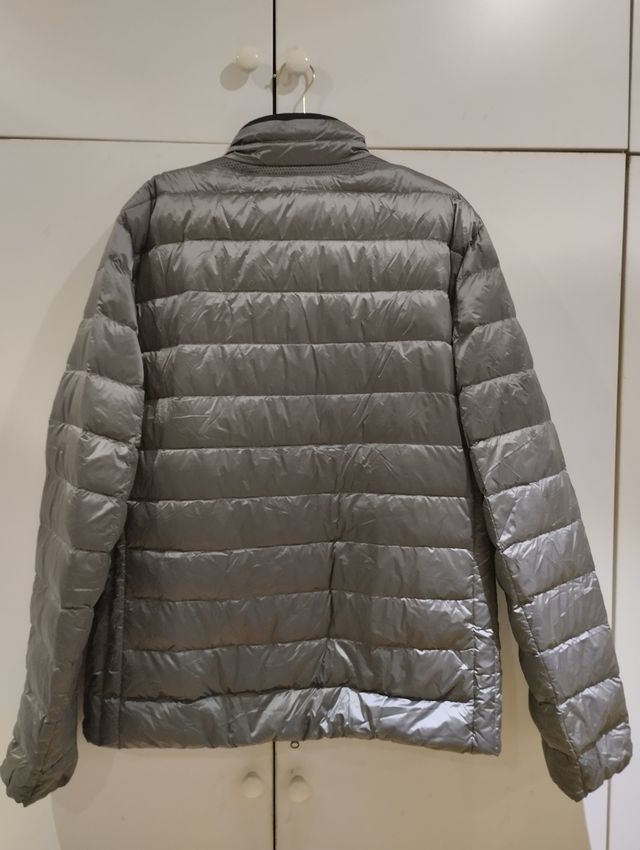 Cazadora acolchada plumas gris.