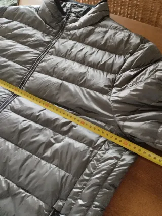 Cazadora acolchada plumas gris.