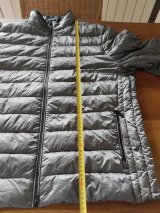 Cazadora acolchada plumas gris.