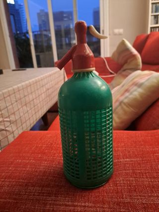 Sifón de soda verde y rojo
