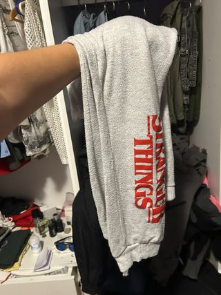 Pijama Stranger Things Gris y Rojo