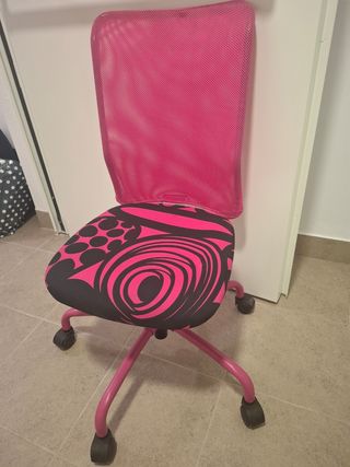 Silla juvenil IKea rosa y negra