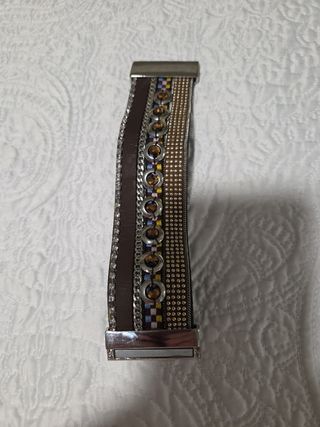 Pulsera cuero pedrería y fantasía