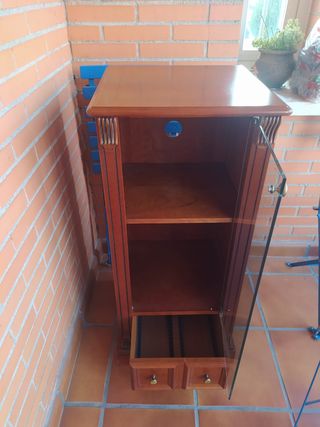 Mueble vitrina madera y cristal