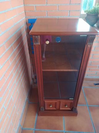 Mueble vitrina madera y cristal