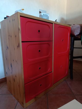 Due mobiletti rosso e legno