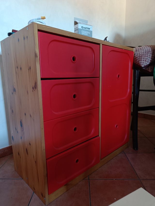 Due mobiletti rosso e legno