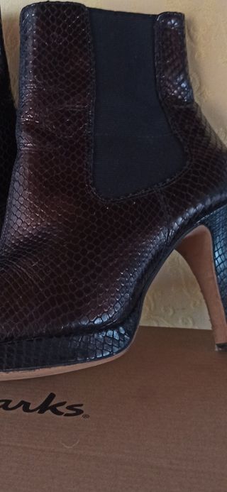 Botines Clarks piel grabada mujer plataforma 
