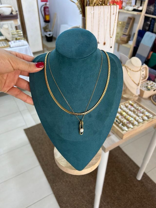 Busto expositor joyas terciopelo verde y beige