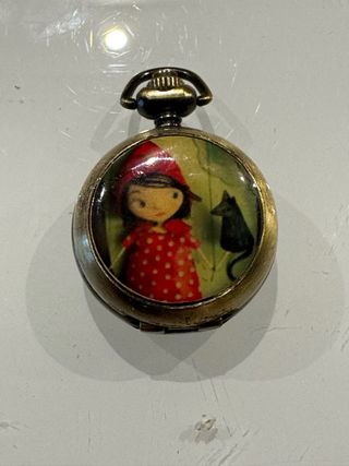 Colgante estilo reloj con Caperucita Roja