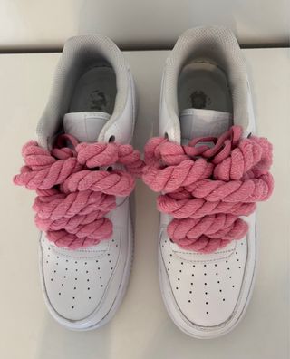 Nike Air Force 1 con cordones rosas
