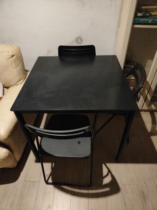Mesa negra con 4 sillas