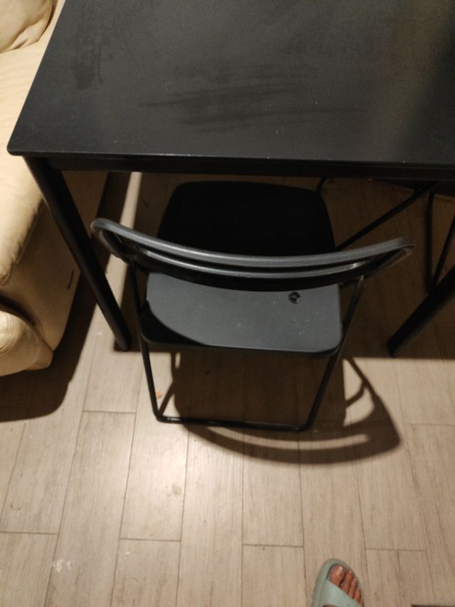 Mesa negra con 4 sillas