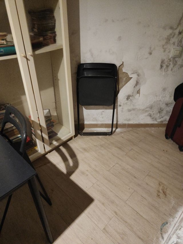 Mesa negra con 4 sillas