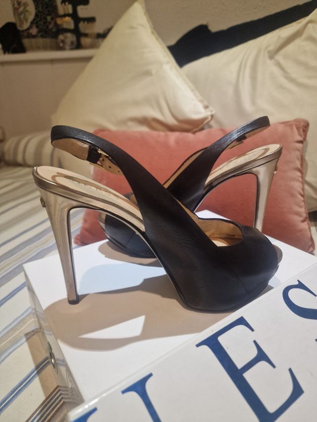 Zapatos de tacón Guess negros y dorados