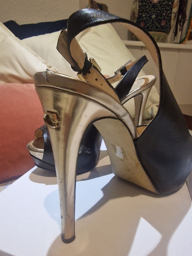 Zapatos de tacón Guess negros y dorados