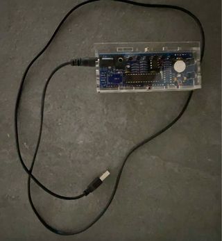 Reloj digital blanco y morado