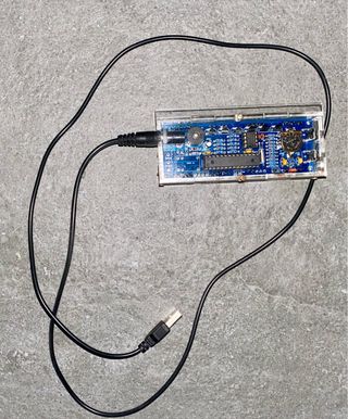 Reloj digital blanco y morado