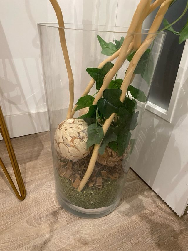 Jarrón de metacrilato y ramas decorativas