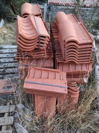 Tejas de cerámica nuevas. Se recogen en Peguerinos