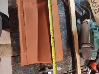 Tejas de cerámica nuevas. Se recogen en Peguerinos