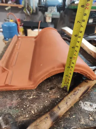 Tejas de cerámica nuevas. Se recogen en Peguerinos