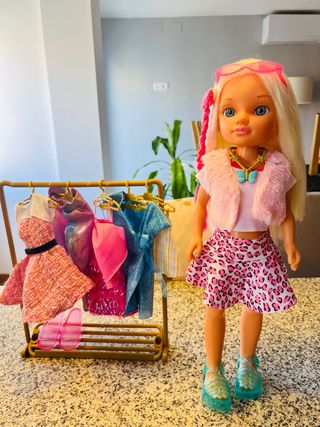 Muñeca Nancy con vestidor y ropa