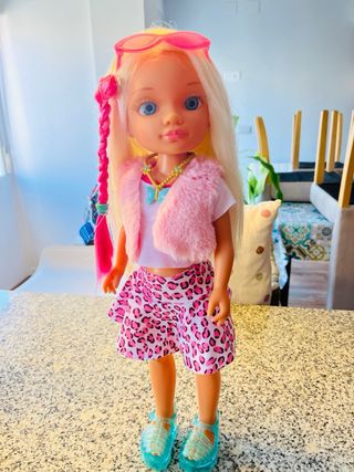 Muñeca Nancy con vestidor y ropa