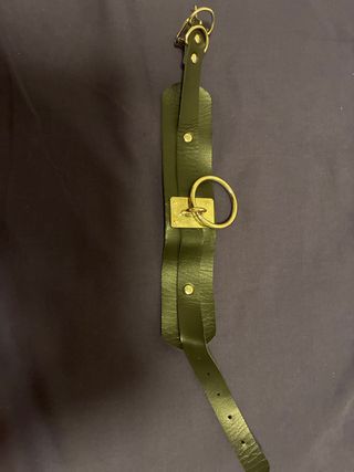 Gargantilla choker cuero negro y dorado