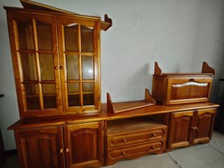 Mueble de pino con vitrina y cajones
