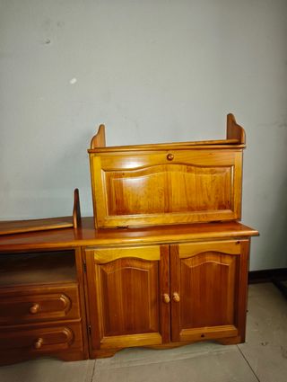 Mueble de pino con vitrina y cajones